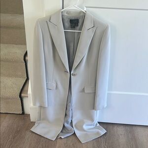 Gray Blazer with Notched Lapels and Structured Shoulders
